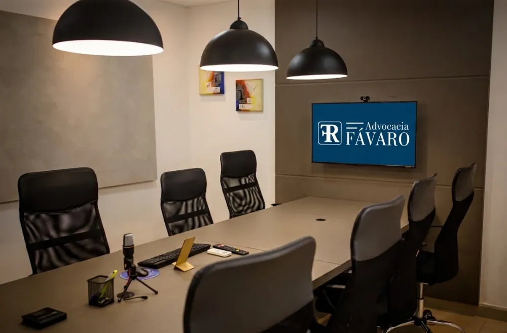 Sala de reunião do escritório Ricardo Fávaro Advocacia em Maringá